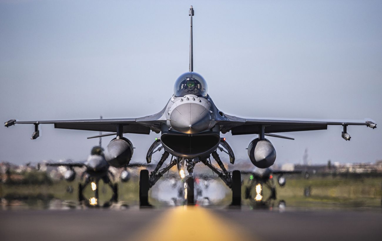 США підняли в небо F-16: винищувач перехопив літак біля гольф-клубу Трампа