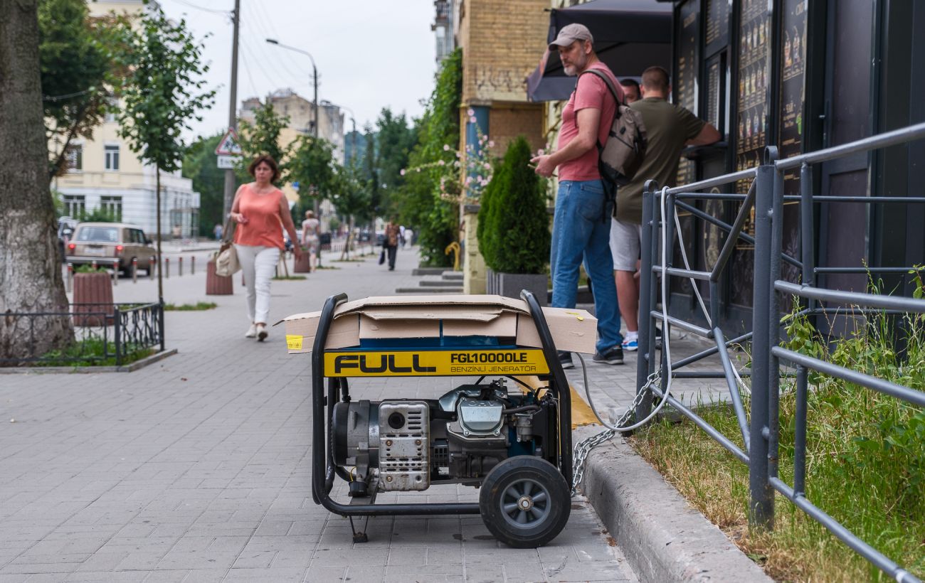 У п’яти областях України перебої зі світлом через негоду: коли його повернуть