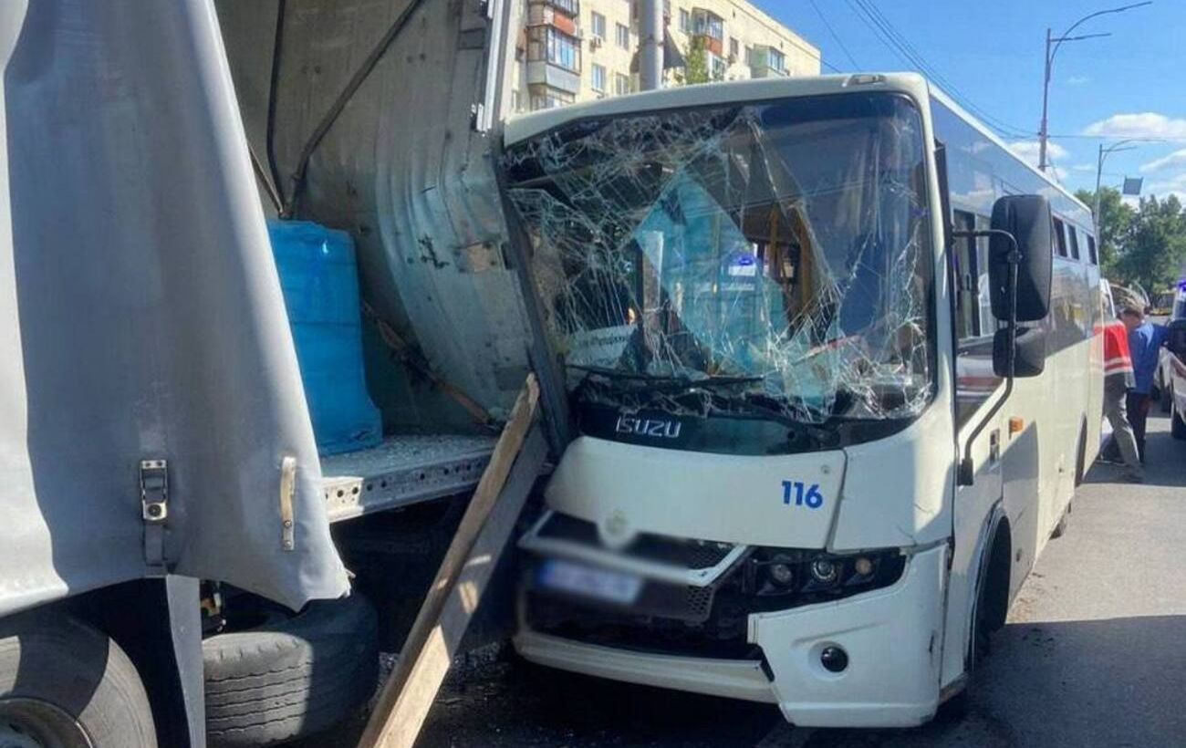 Кількість постраждалих у ДТП із маршруткою в Києві перевищила 10 осіб