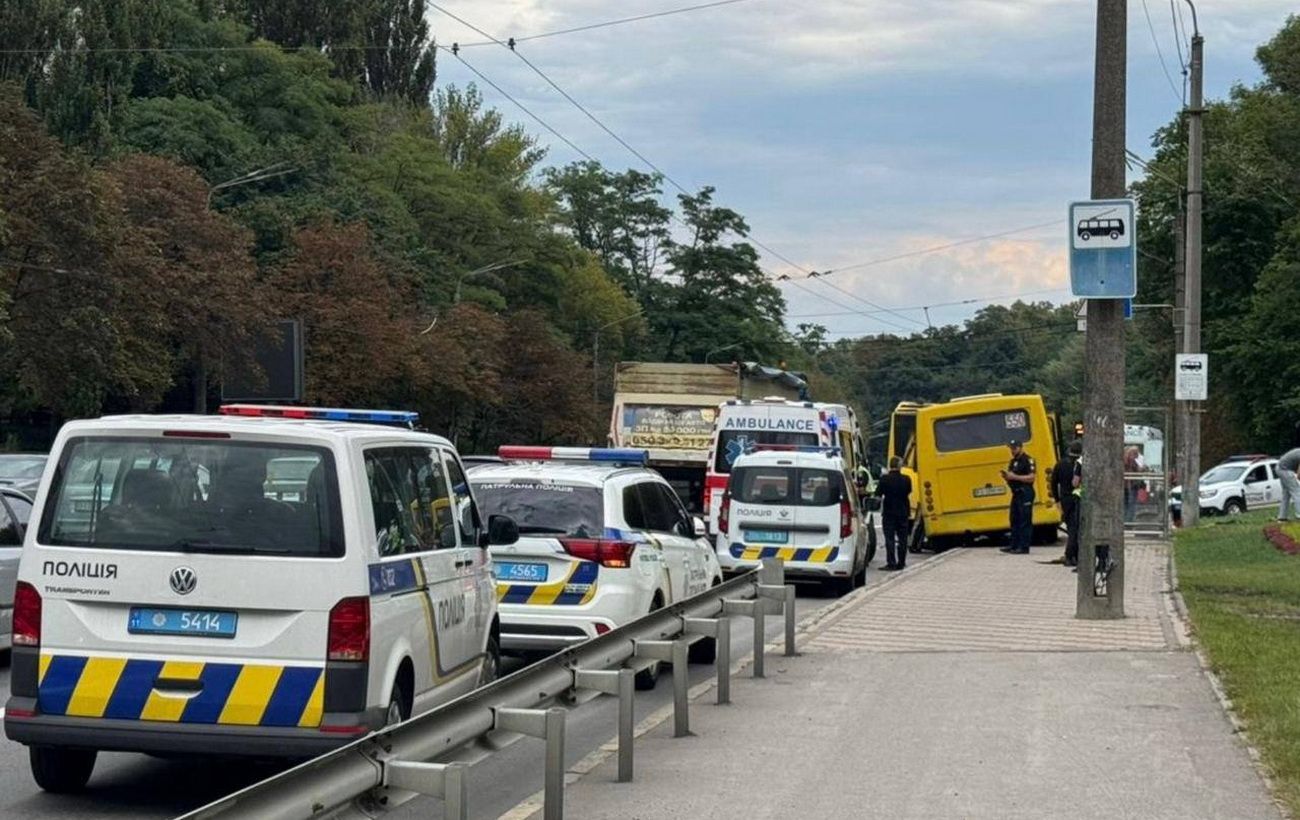 У Києві маршрутка влетіла в автобус на зупинці, є постраждалі (фото)