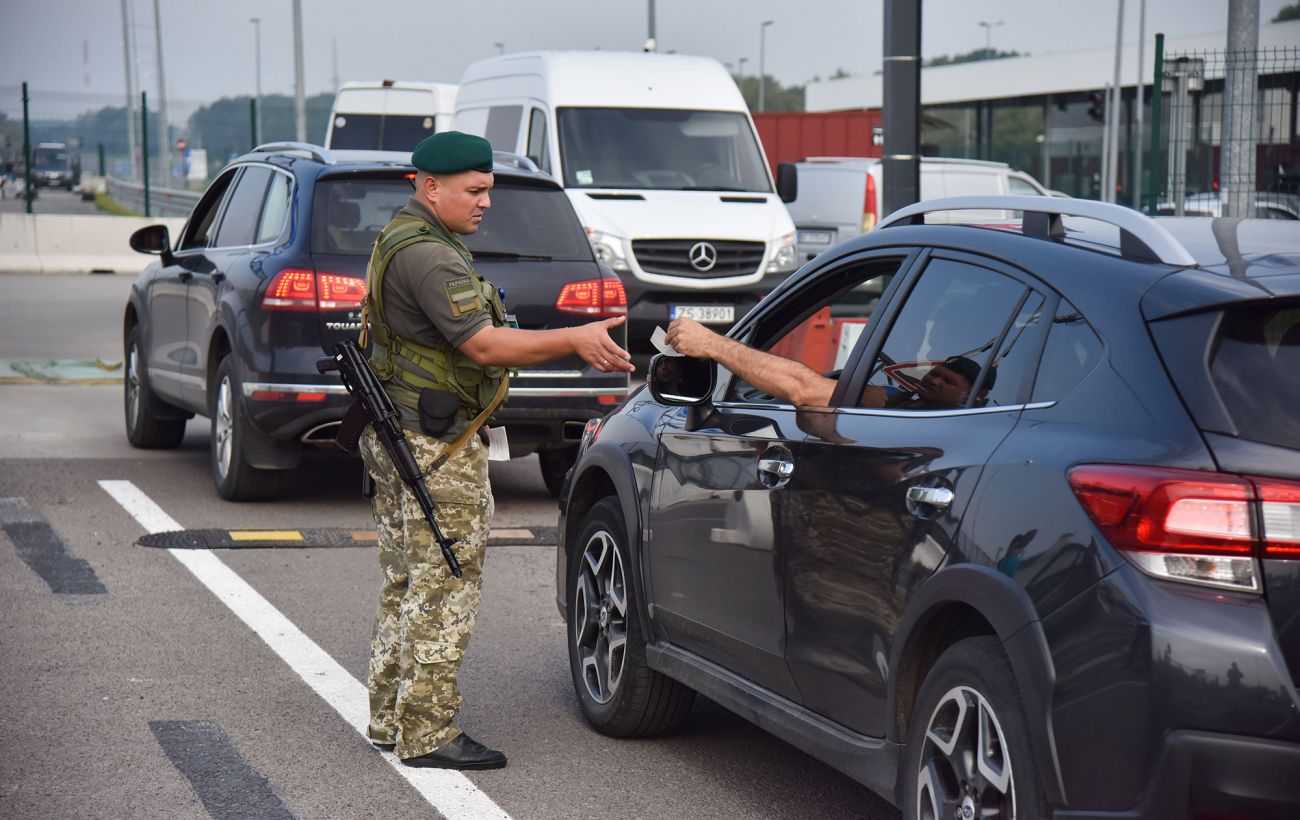 Чоловікам до 22 років дозволили виїзд за кордон: що змінюється