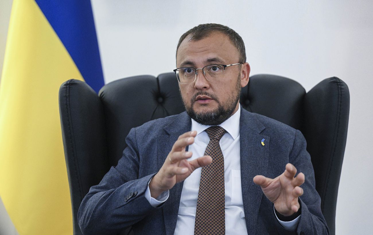 Скандальне вето Навроцького: посольство України звернулося до біженців у Польщі