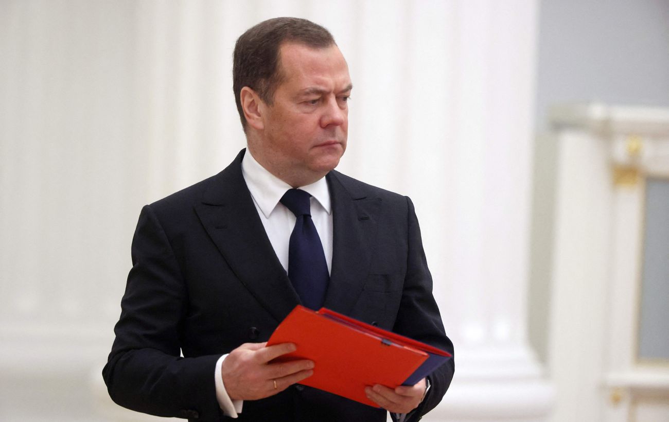 Медведєв погрожує НАТО війною у разі збиття дронів над Україною: у Зеленського відповіли