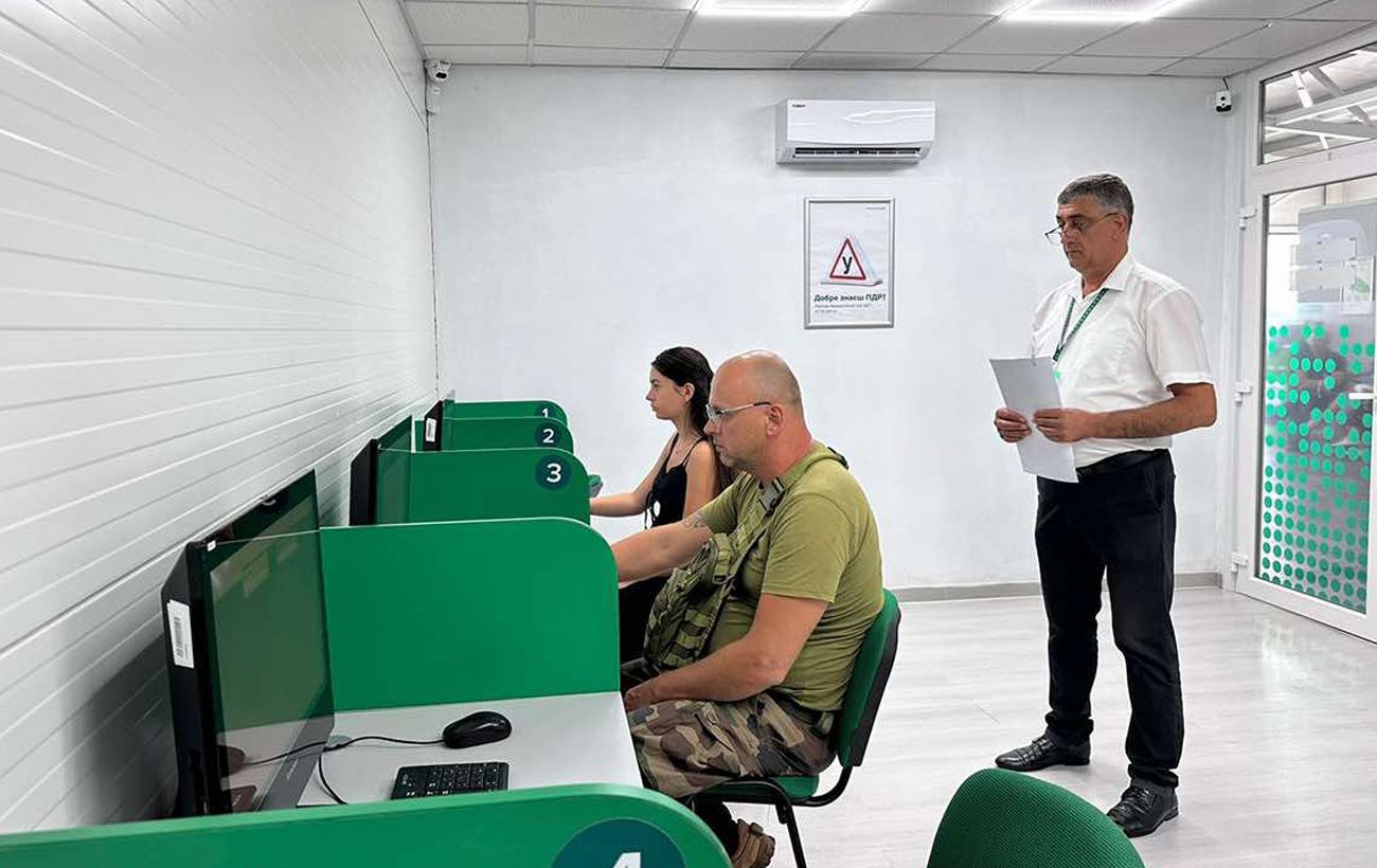 Теорія без автошколи? Скільки іспитів треба скласти, щоб отримати у правах дві категорії