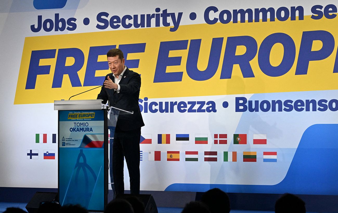 Зірвати прапори України і вигнати біженців: скандальний політик рветься до уряду Чехії