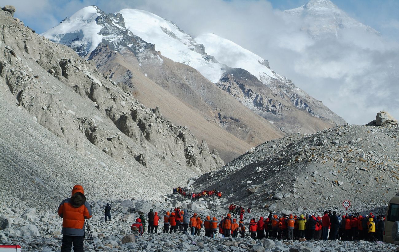 Смертельна пастка: масштабний снігопад заблокував тисячу людей на Евересті