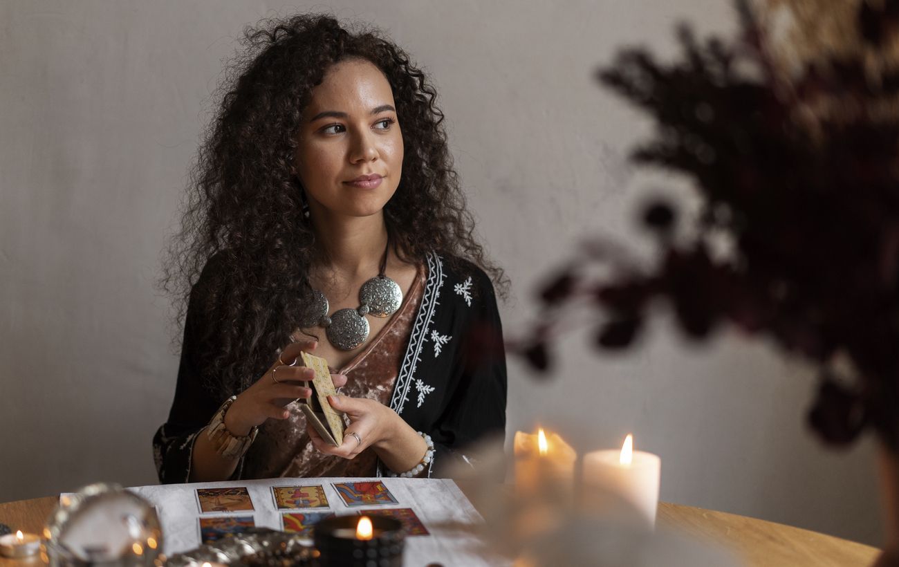 Таро-гороскоп на 6 жовтня: Всесвіт щедро нагородить три знаки Зодіаку саме цього понеділка