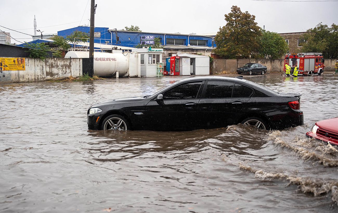 Дощ в Одесі: частково підтоплено вулиці, як курсує електротранспорт