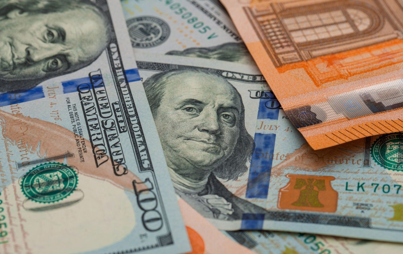 НБУ трохи знизив курс долара