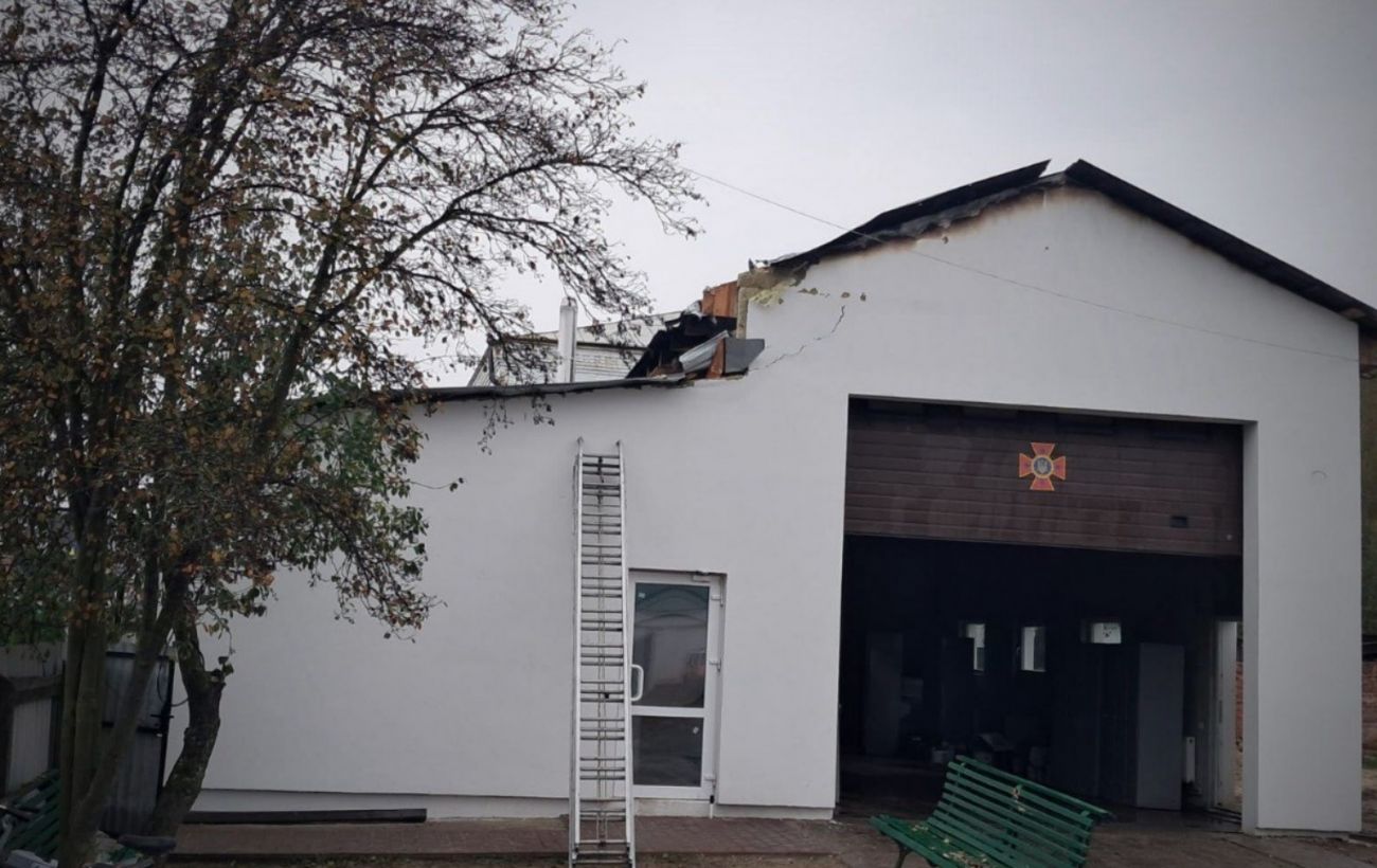 Війська РФ вдарили по пожежній частині на Чернігівщині: фото наслідків обстрілу