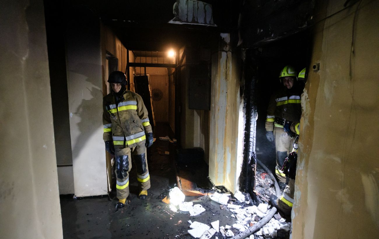 Як виглядає пошкоджена багатоповерхівка у Києві після удару РФ: репортаж РБК-Україна