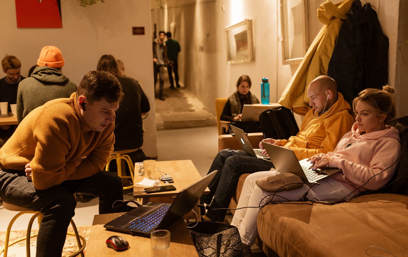 Де сьогодні в Україні вимикають світло: графіки та список міст