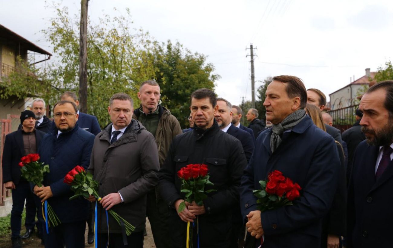 Сікорський прибув в Україну: глава МЗС Польщі відвідав місце удару РФ біля Львова