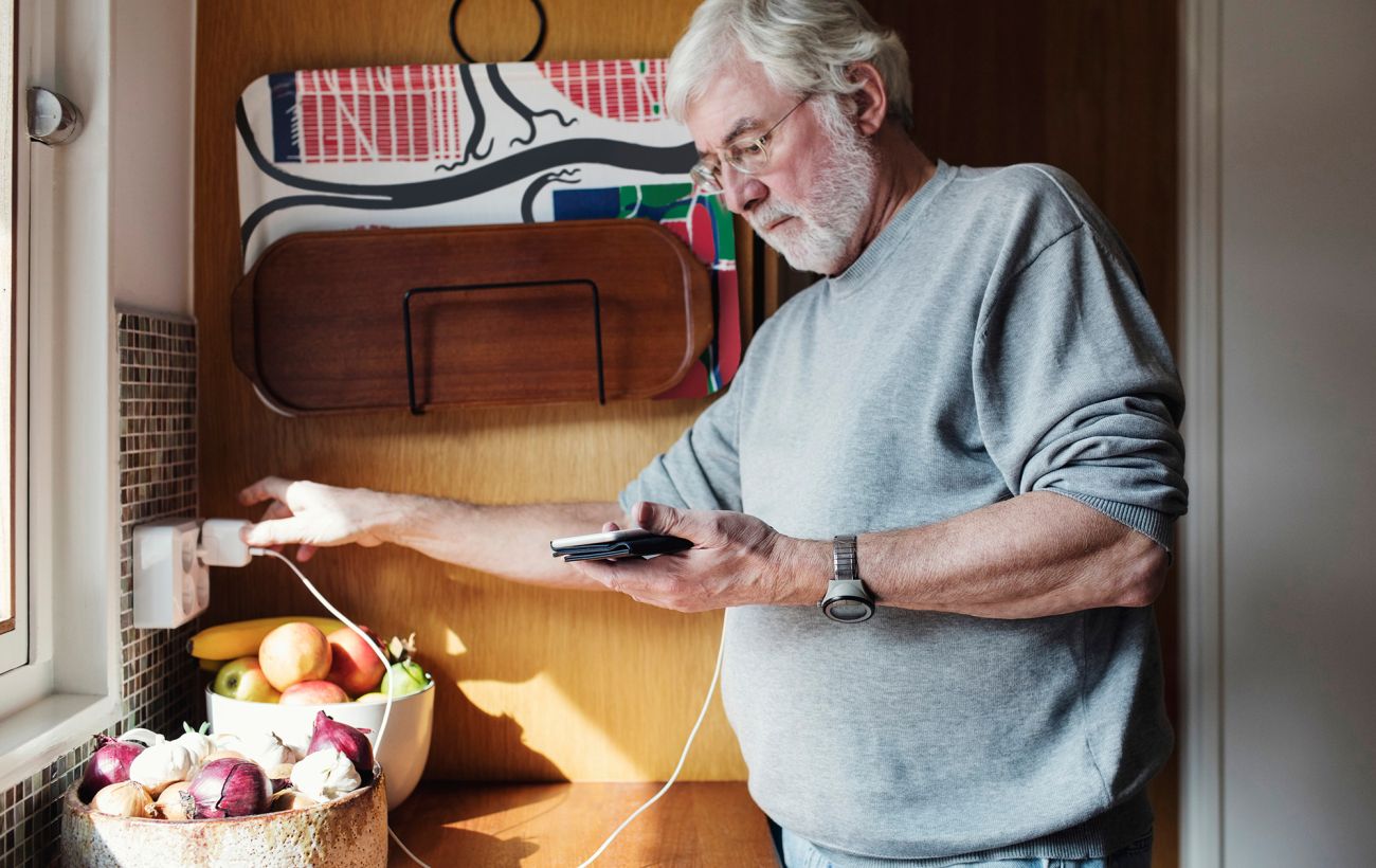 Після ударів по енергетиці: українцям радять заряджати гаджети й мати запаси