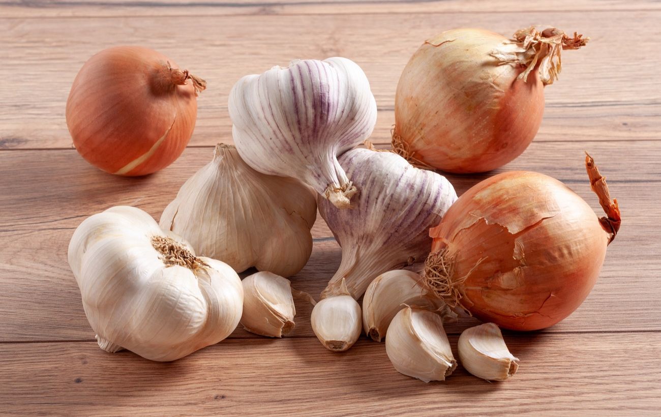 Цибуля та часник пліснявіють? Простий спосіб, щоб вони зберігались 3 місяці