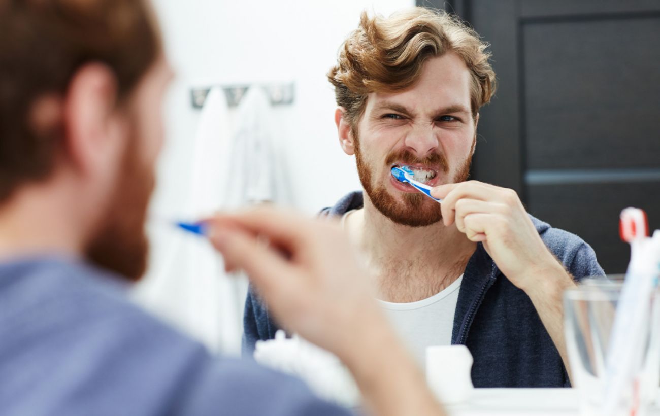 Названо спосіб відбілювання зубів, який має більше шкоди, ніж користі