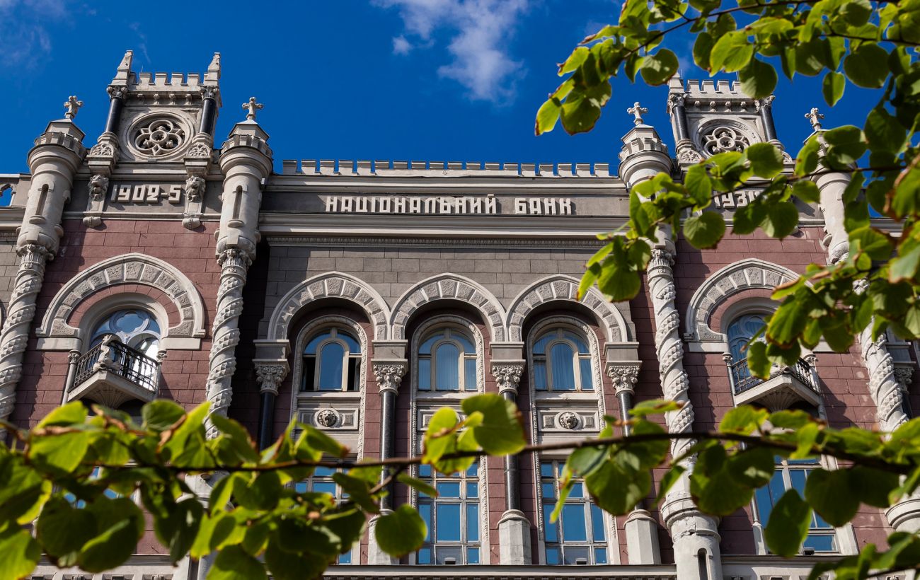 НБУ пропонує оподаткувати посилки до 150 євро та електрокари: що відомо