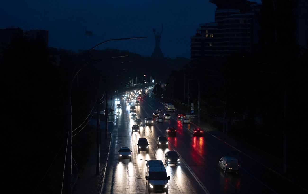 Весь Київ сьогодні на півгодини залишиться без світла: графік для всіх груп