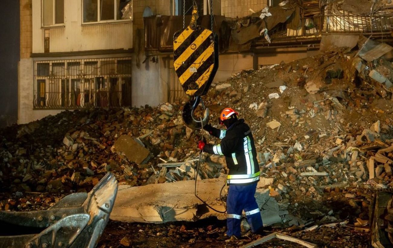 У Тернополі третю добу триває розбір завалів після удару РФ: досі шукають 16 людей