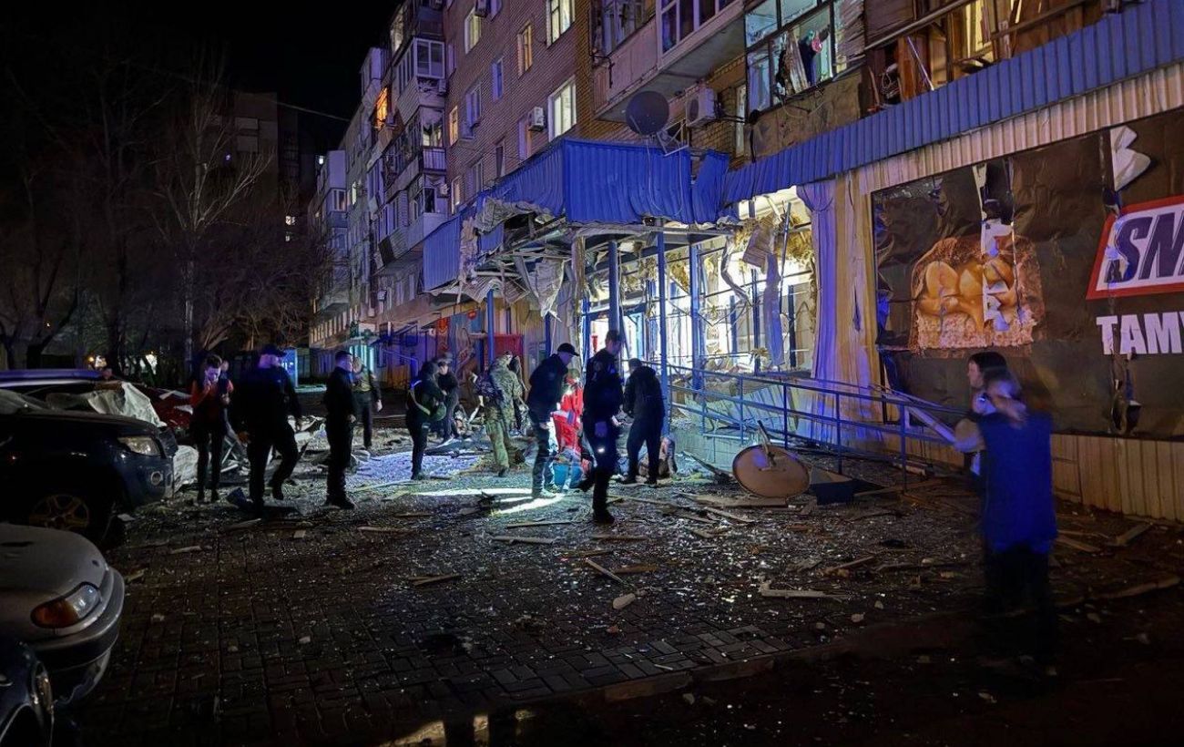 РФ вдарила по житловому кварталу Запоріжжя: пошкоджено будинки, АТБ і є постраждалі