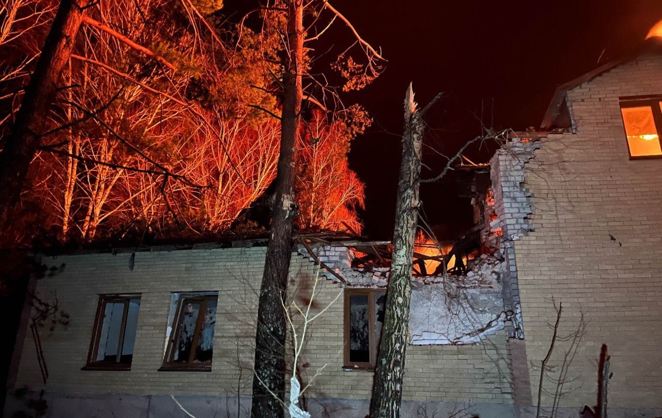 Росіяни вночі атакували Сумщину: пошкоджено будівлю ДСНС, постраждав рятувальник