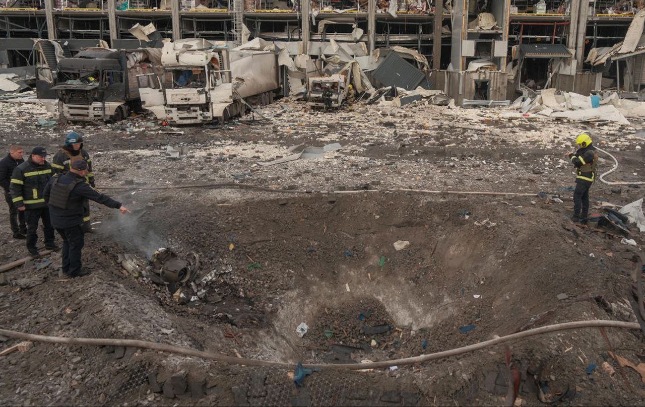 На місці з'явилася величезна вирва: фото наслідків атаки у Святошинському районі Києва