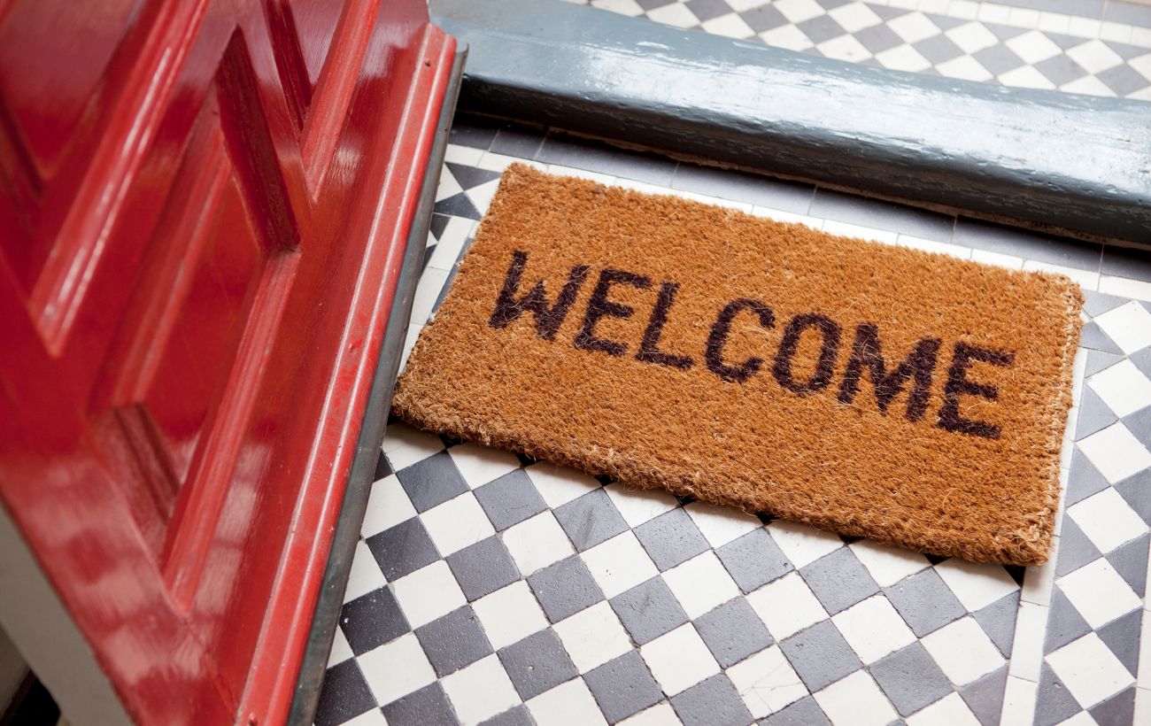 Амулет біля порога: якого кольору та форми має бути килимок, щоб у домі завжди водилися гроші