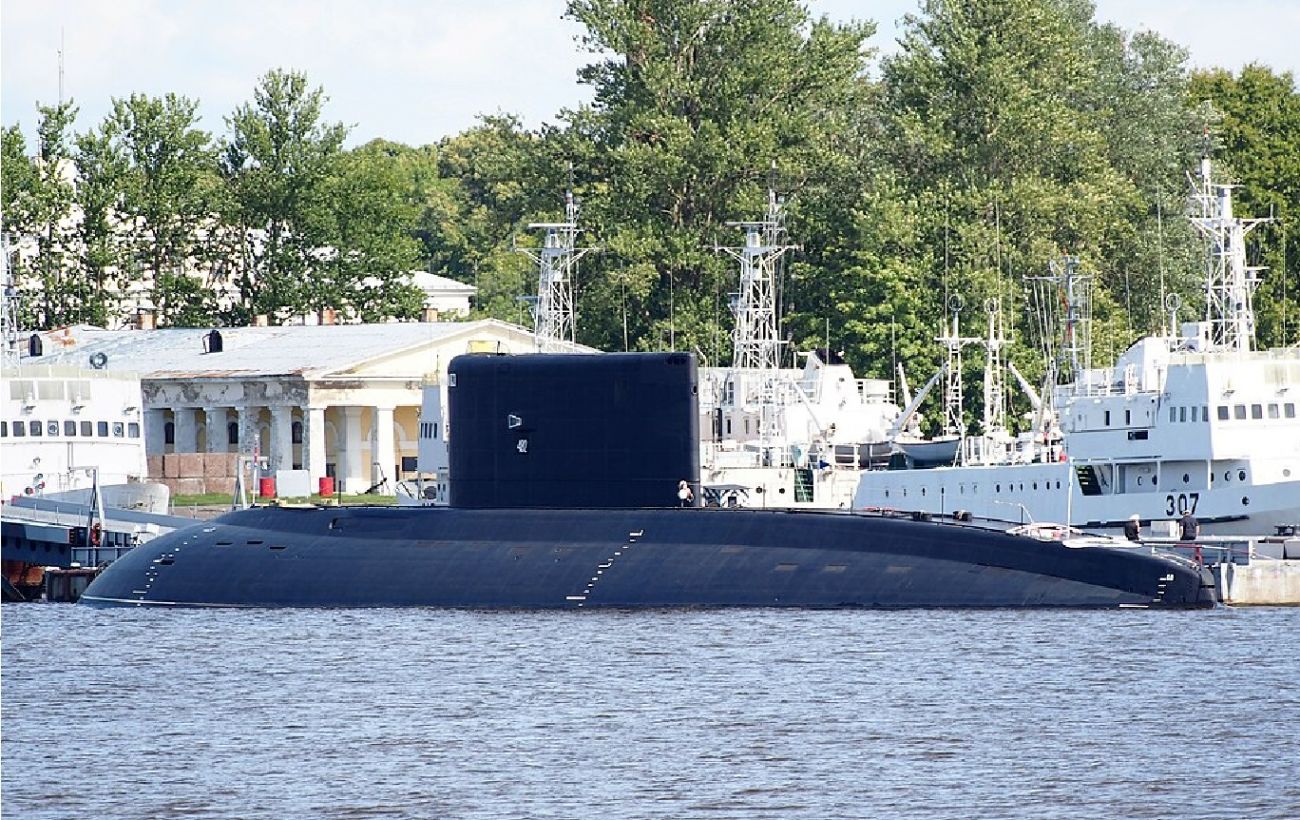 Був готовий захищатися. Британському флоту довелося взяти під конвой субмарину РФ