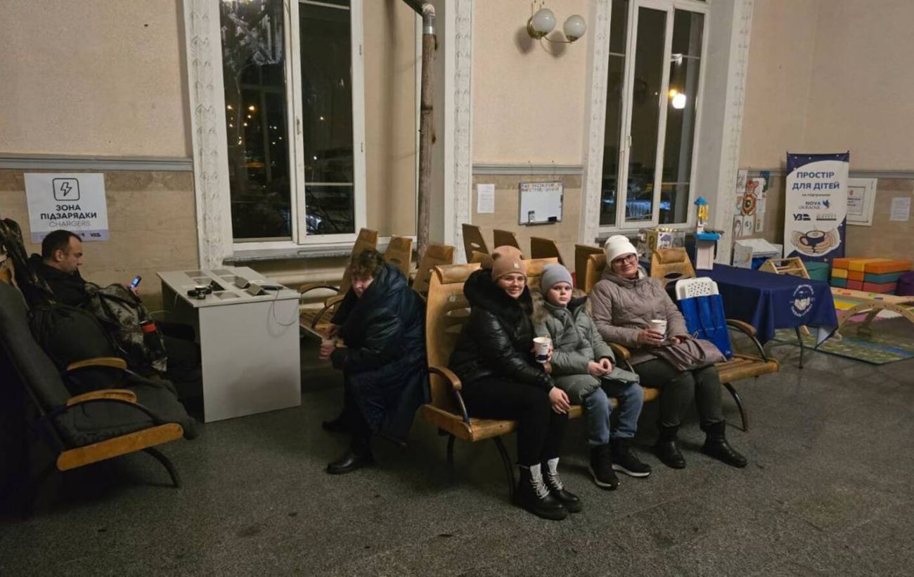 Пункти незламності на вокзалах: як "Укрзалізниця" допомагає під час блекаутів