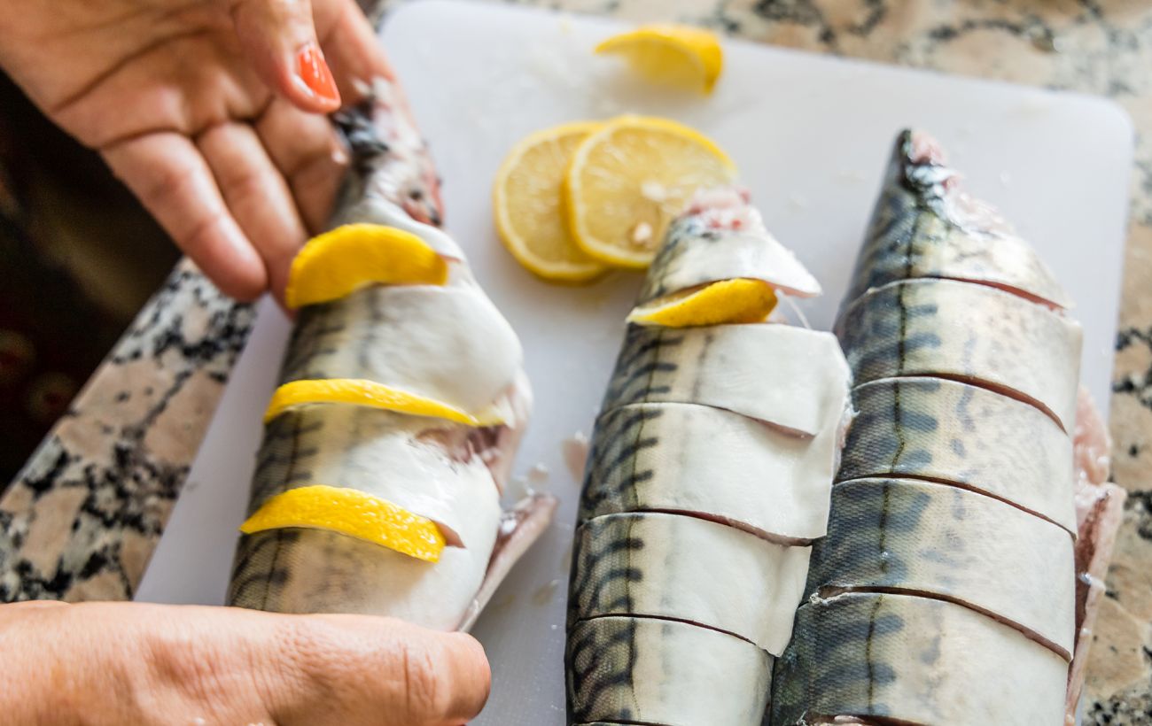 Найпростіший рецепт запеченої скумбрії: швидко і дуже смачно