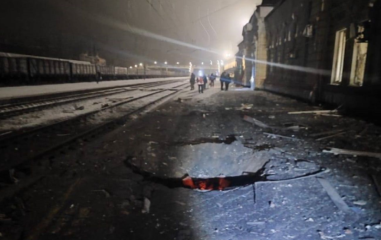 Як виглядає пошкоджений ударом РФ вокзал у П’ятихатках: в "Укрзалізниці" показали наслідки