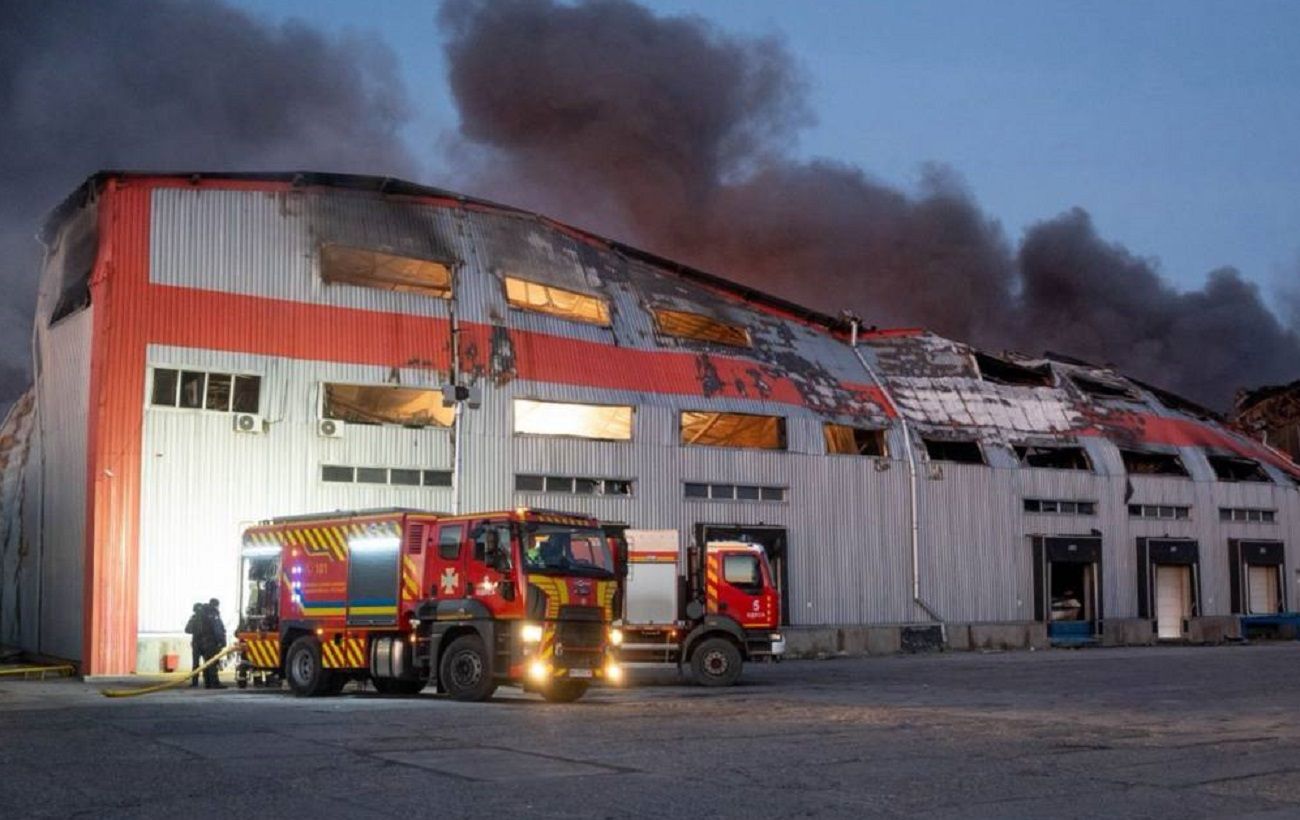 Масштабна пожежа охопила склад з бойлерами та обігрівачами після атаки РФ на Одещину