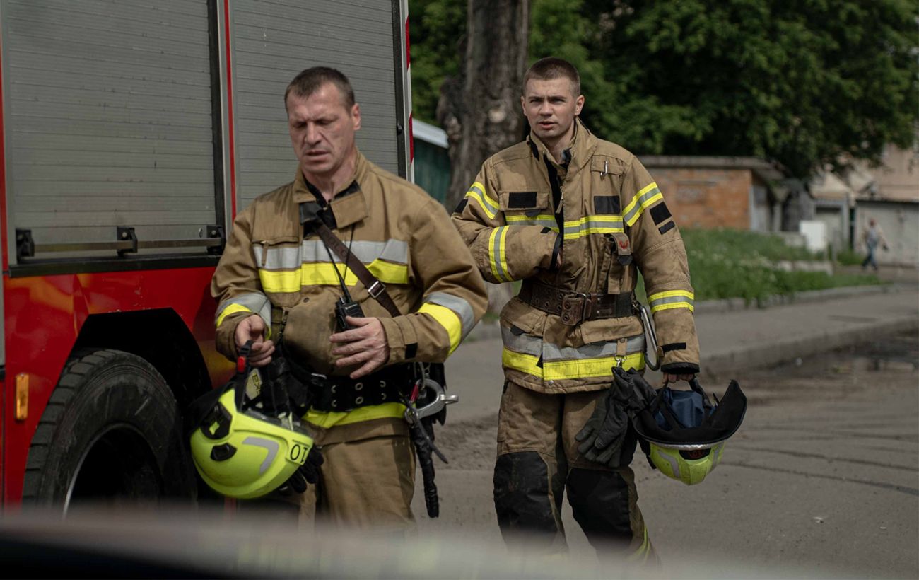 В одному з районів Києва уламки дрона впали біля будинку, є постраждалі