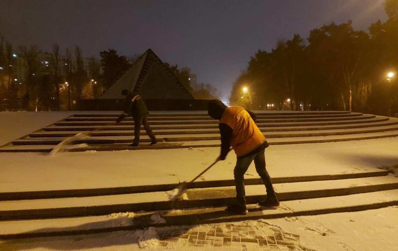 Київ засипає снігом: перші фото і відео з міста