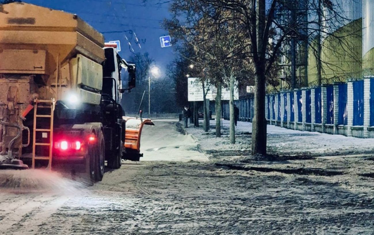 На дороги Дніпра висипали сотні тон піску для запобігання екологічного шкоди