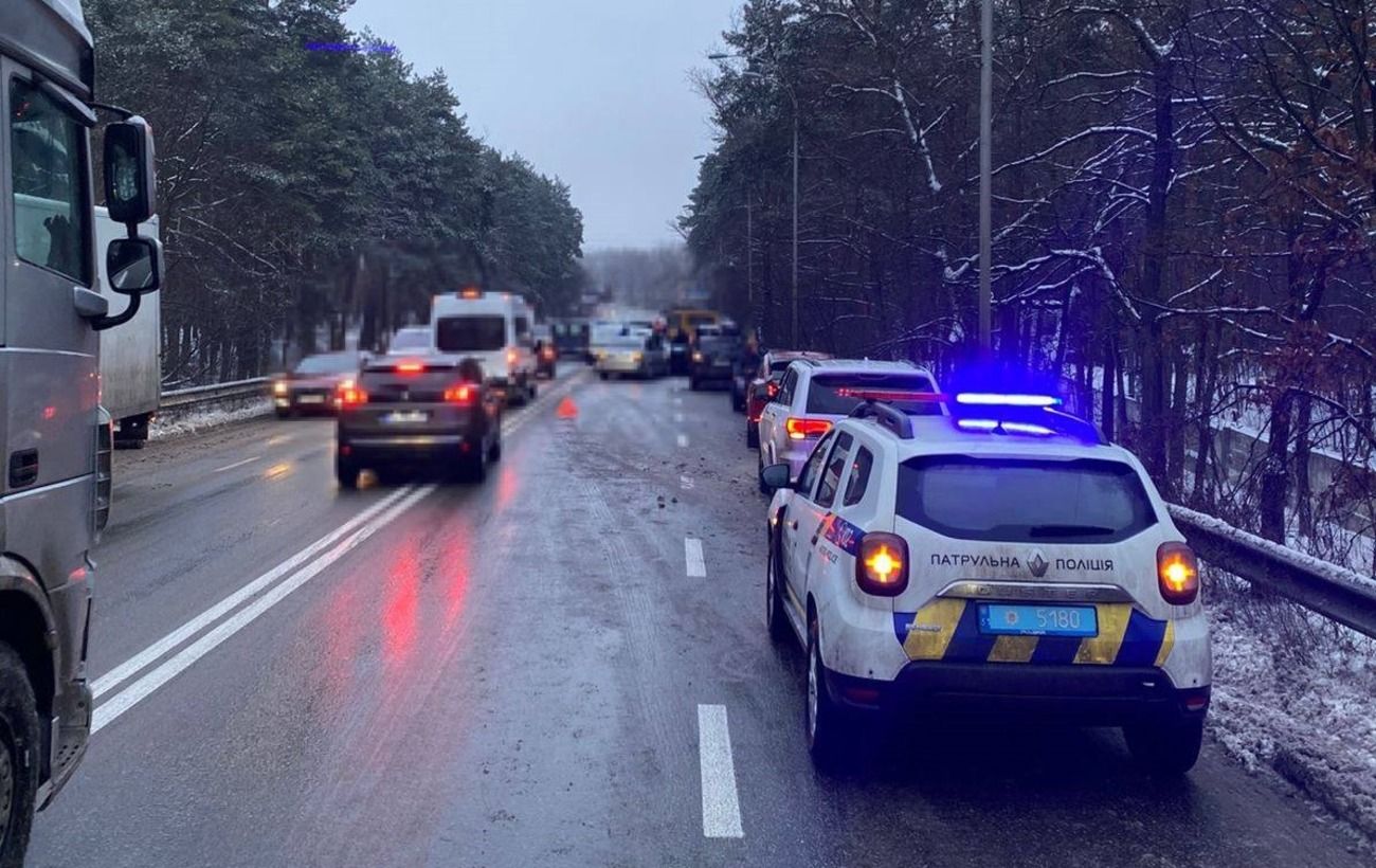 Масштабна ДТП з 13 автівок паралізувала рух у бік Вишгорода (фото)