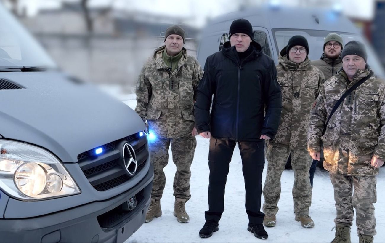 "Українська команда" передала машину швидкої допомоги 143 ОМБр, - Палатний