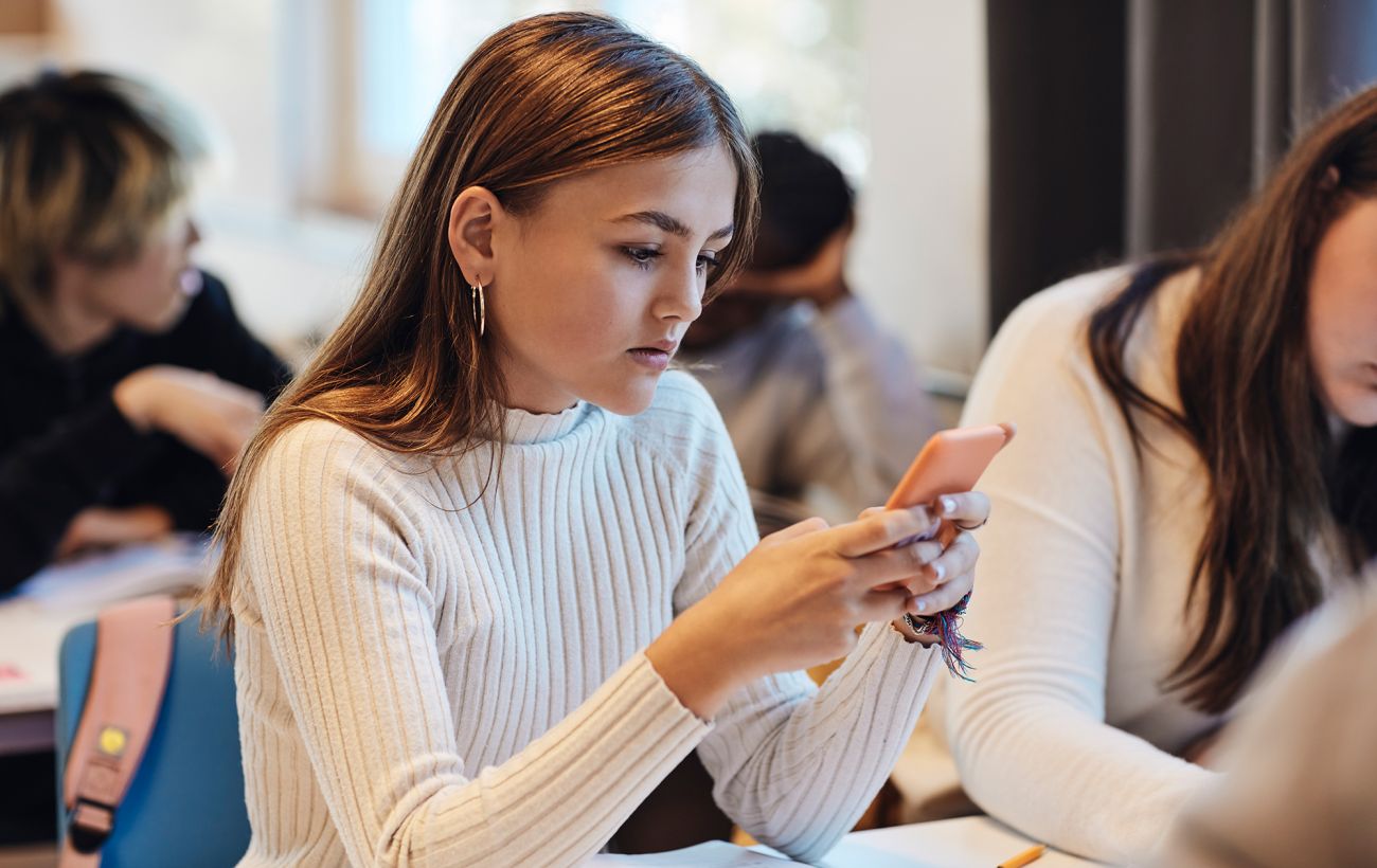 Скільки часу школярі проводять у TikTok та Instagram на уроках та як це припинити