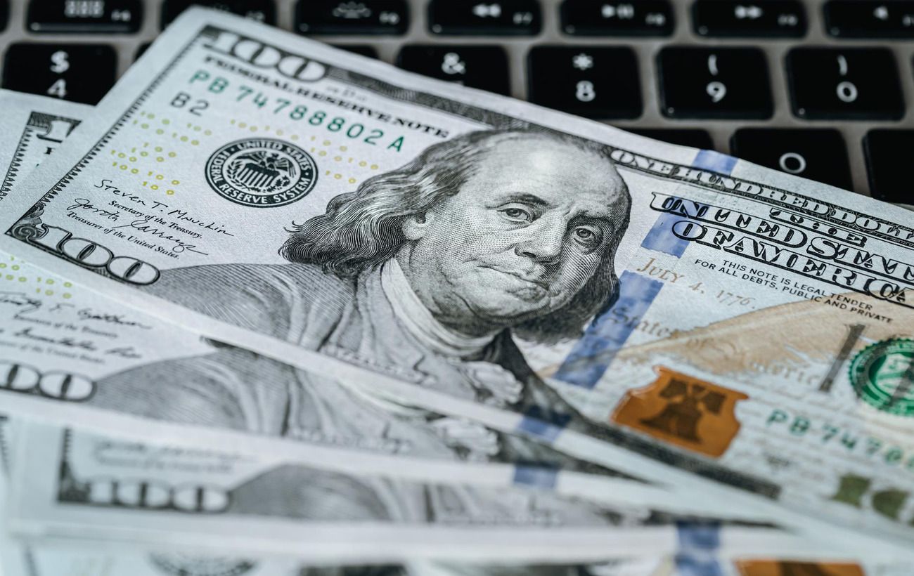 Вартість долара в обмінниках перевищила 43 гривні