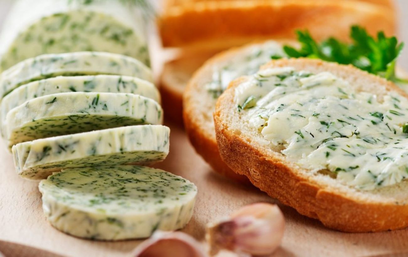 Часникове масло за копійки: ароматна намазка, яка підкорює з першого шматка