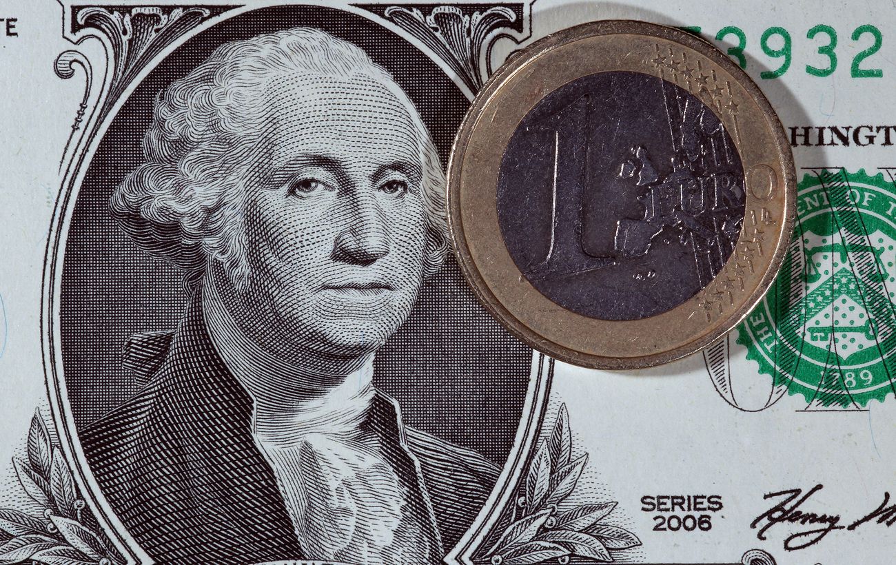 Курс долара злетів до 43 гривень, євро б’є рекорди: що відбувається на валютному ринку