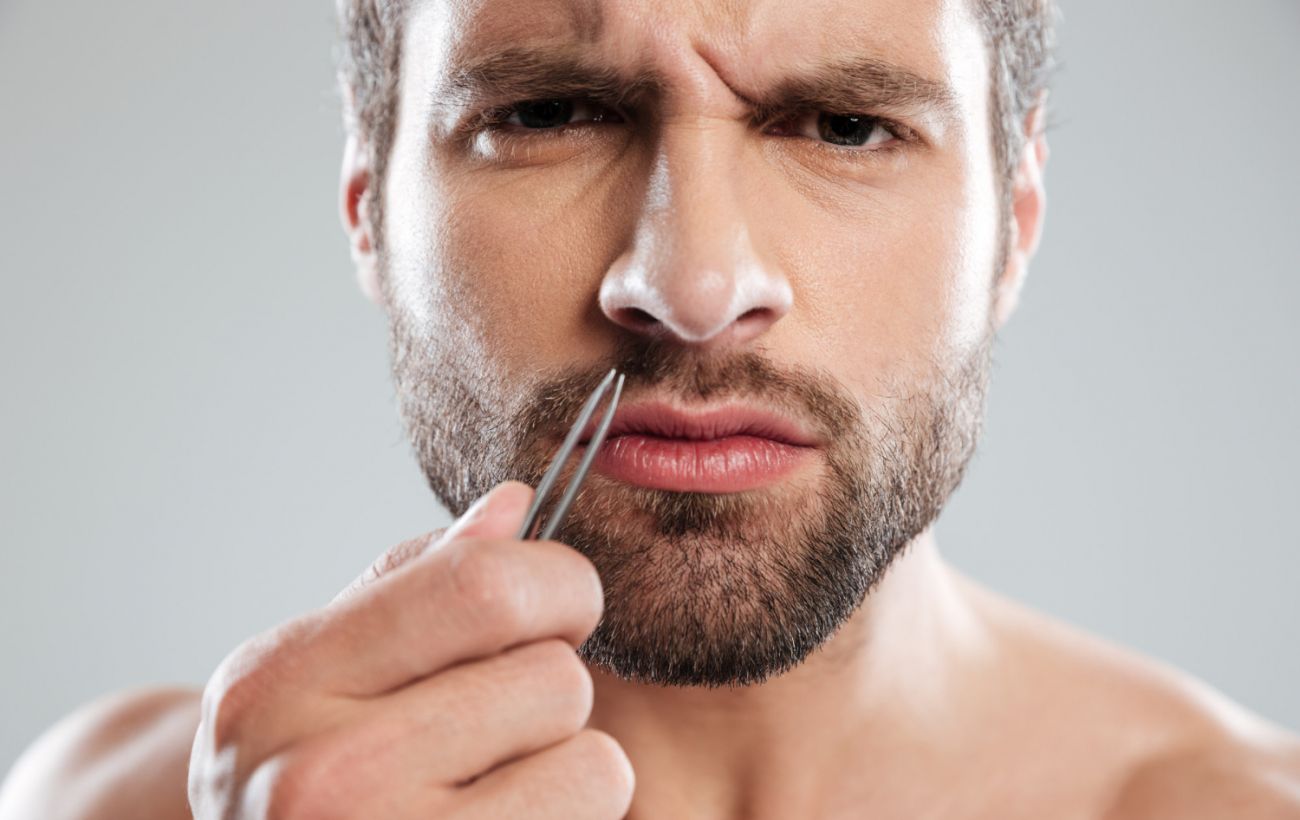 Чому не можна виривати волосся з носа: ризики, про які не усі знають