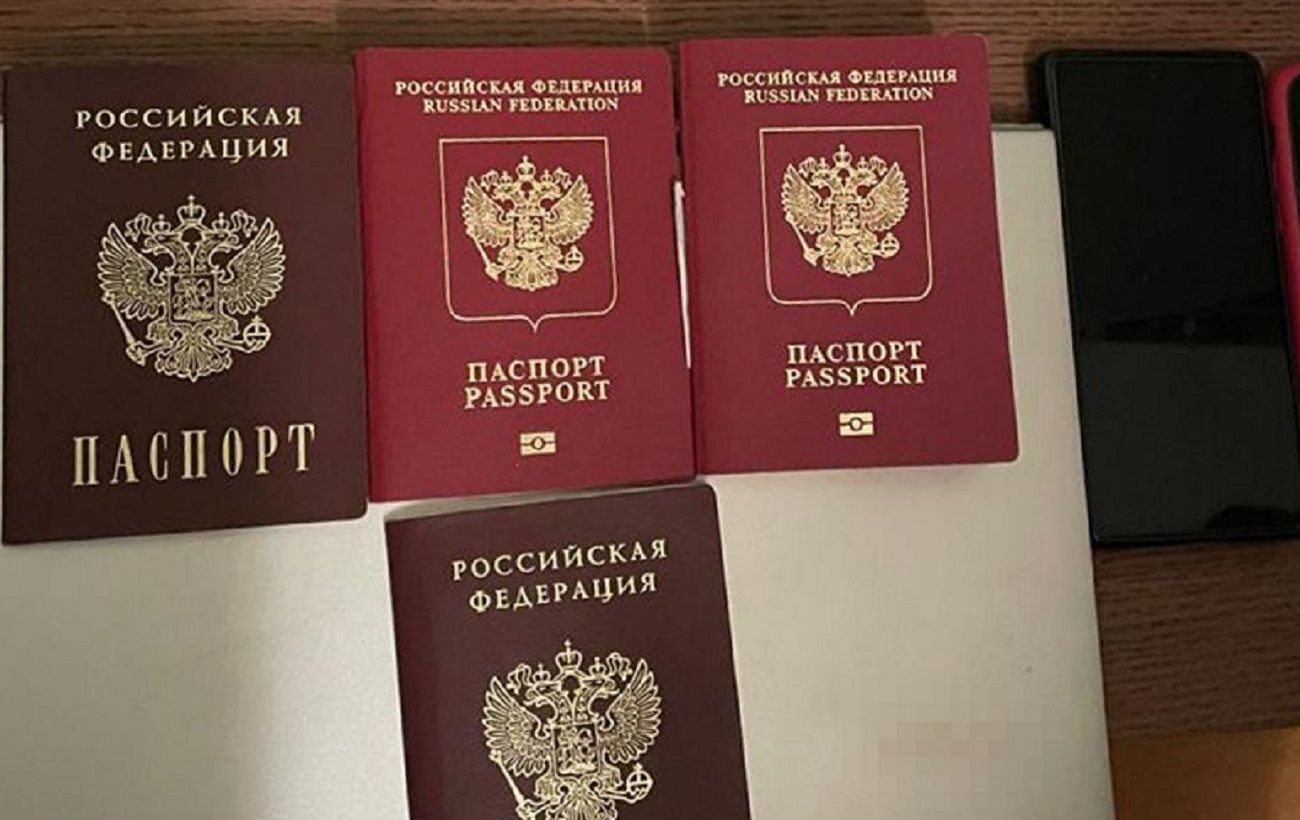 У Києві СБУ затримала директорку школи з російськими паспортами (фото)