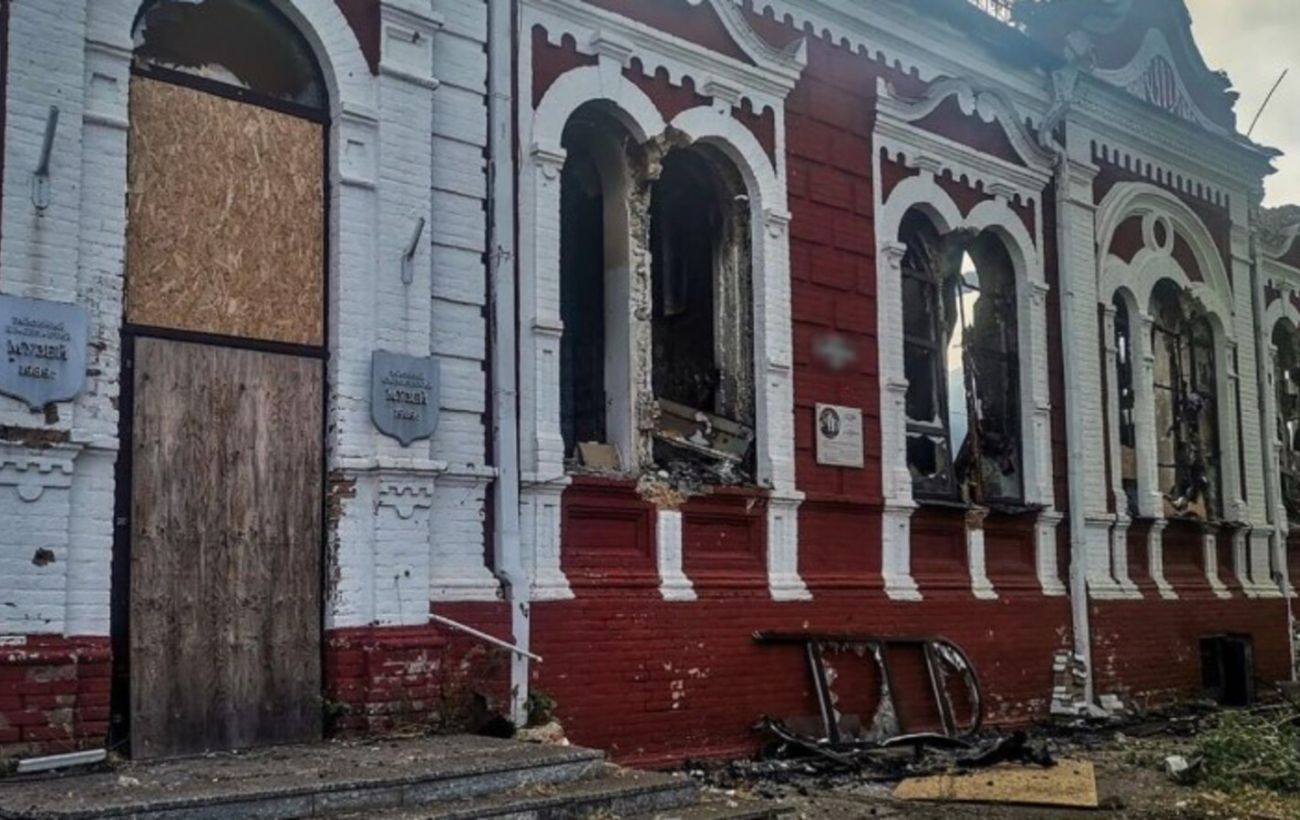 Музей Махна зруйнований обстрілами РФ, а не "пограбований" українцями, - ЦПД