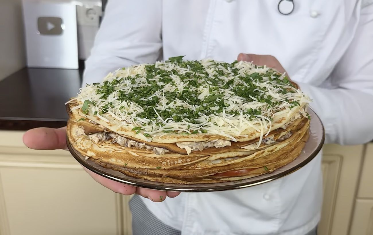 Їжте млинці по-новому: рецепт солоного торта зі смачною начинкою