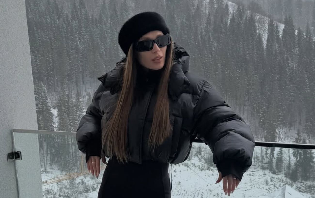 Олена Світлицька показала, як носити модні пуховики: білий і чорний варіанти