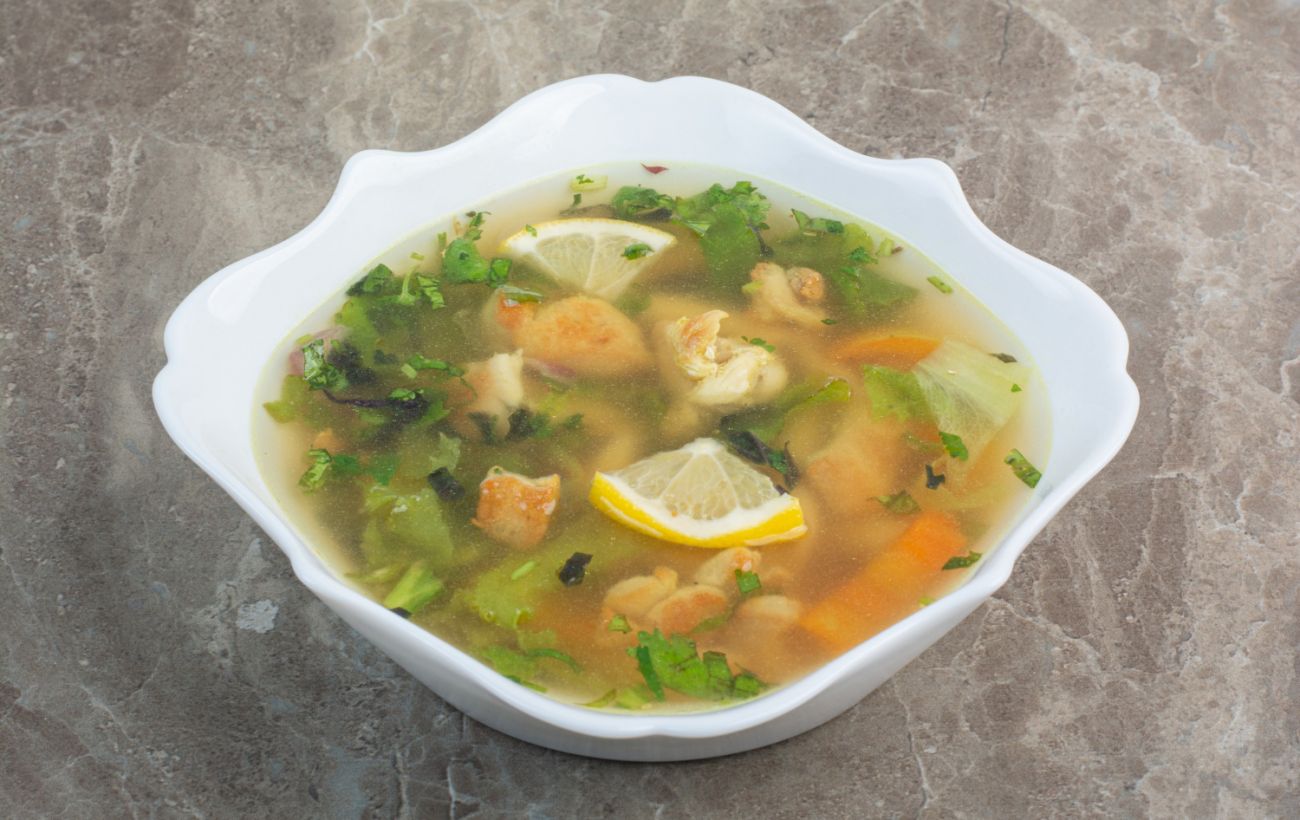 Рецепт вершкової ухи з лососем, яка вражає смаком з першої ложки