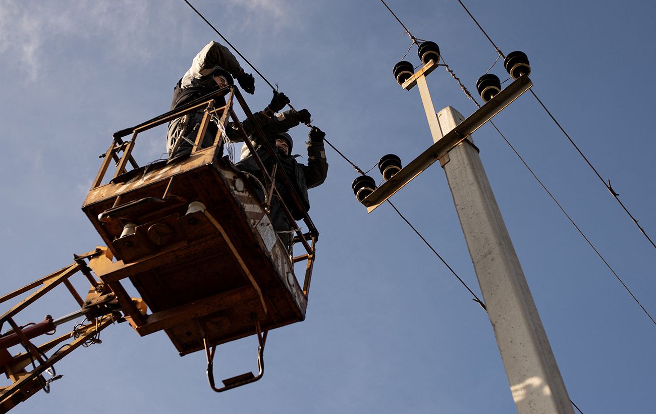 Відновлення під обстрілами: ДТЕК повернув світло понад мільйону сімей за сім днів