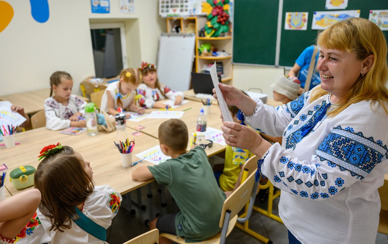 Коли вчителі отримають перші підвищені зарплати: уряд назвав термін