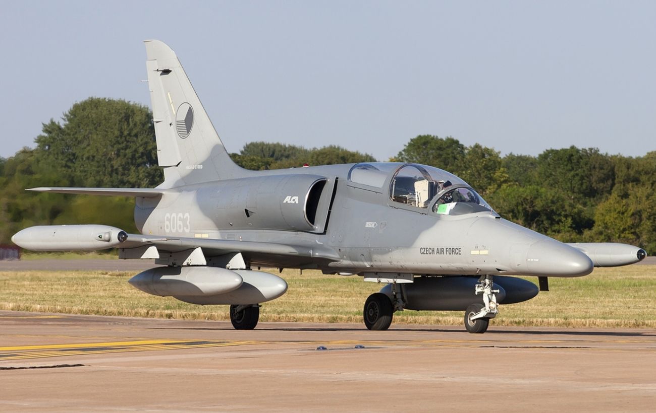 У Чехії "покарали" генерала за бажання віддати літаки Україні